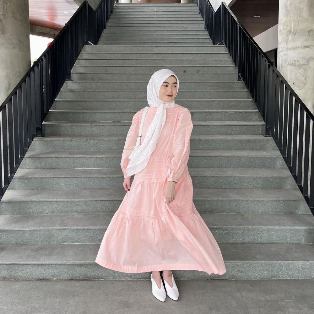 8 Ide Outfit Hijab Pink Pastel untuk Nonton Film Barbie, So Cute!