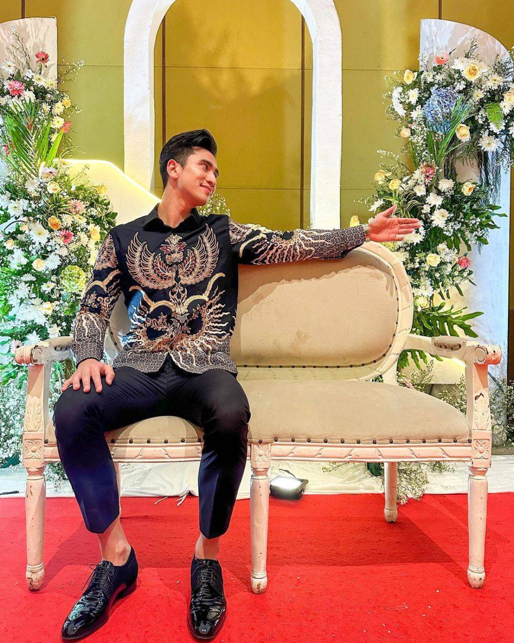 10 Outfit Kondangan Pakai Batik Ala Aktor Indonesia