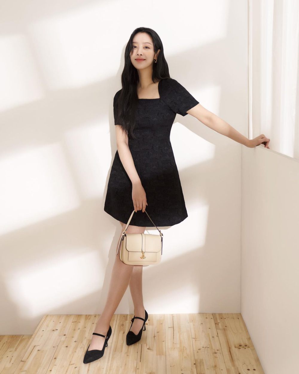 9 Ide Outfit Girls Day Out ala Cha Joo Young, Kasual Hingga Feminin
