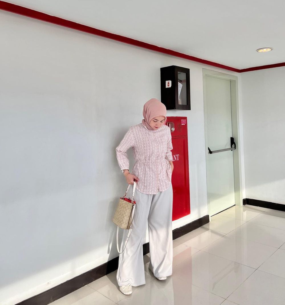 8 Ide Outfit Hijab Pink Pastel untuk Nonton Film Barbie, So Cute!