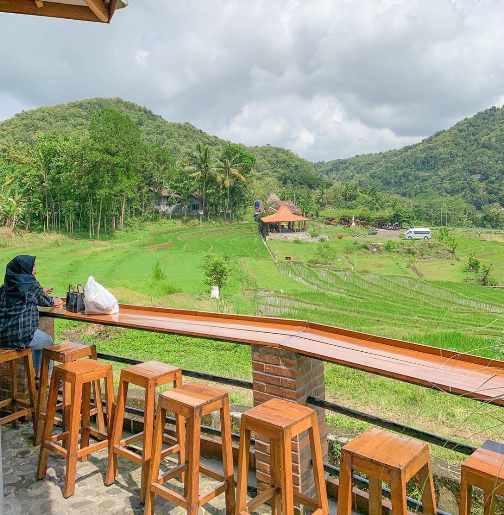 Marron Cafe, Kafe dengan View Perbukitan Hijau di Kulon Progo
