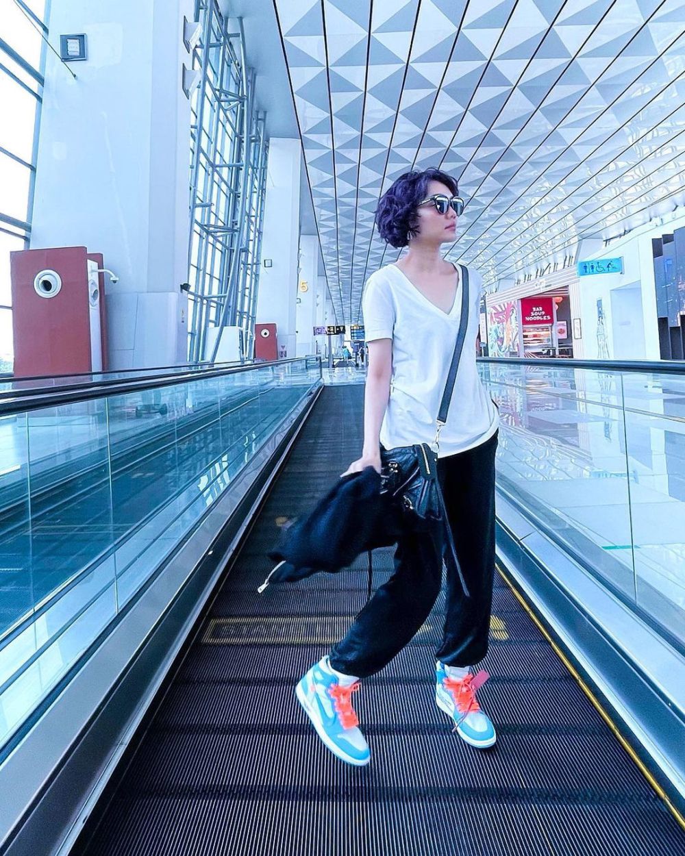 8 Inspirasi Outfit untuk ke Bandara ala Rina Nose, Stunning!