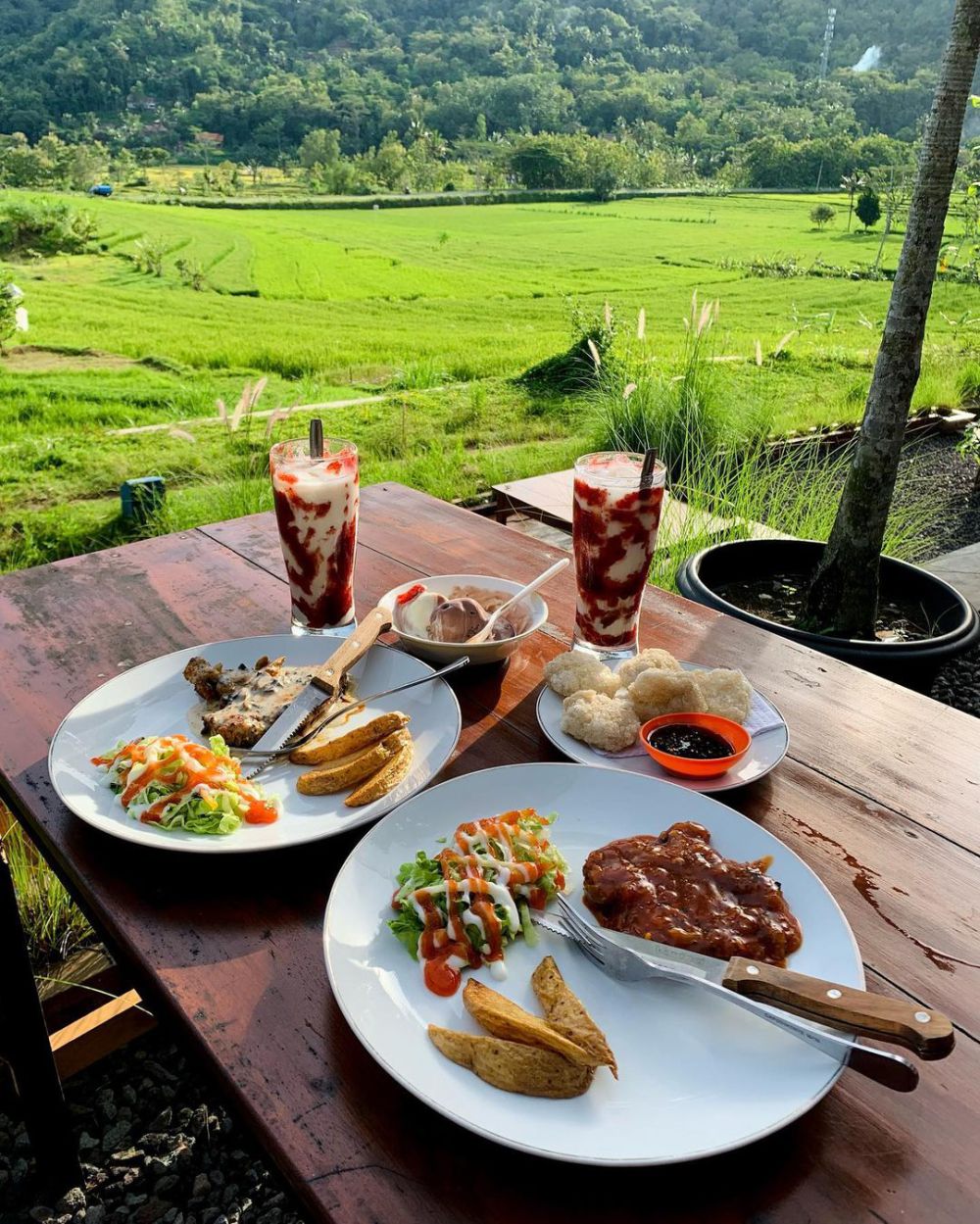 Marron Cafe, Kafe dengan View Perbukitan Hijau di Kulon Progo