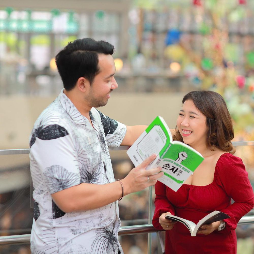 Kiky Saputri Dan Suami Di Strafield Library Korea Selatan