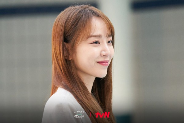 8 Harga Aksesoris Shin Hye Sun di Drakor See You in My 19th Life