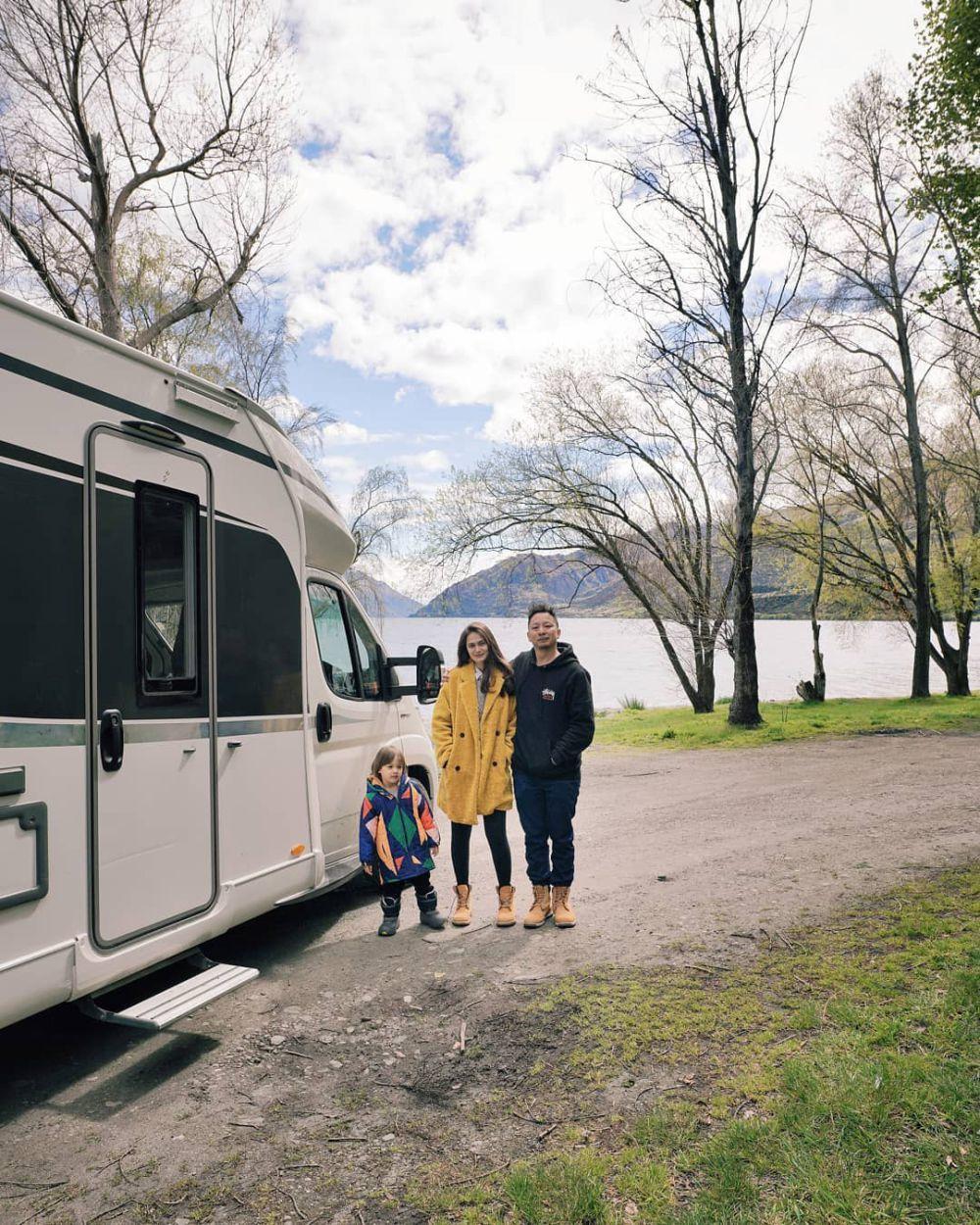 9 Seleb Naik Campervan saat Liburan, Seru Berpetualang!