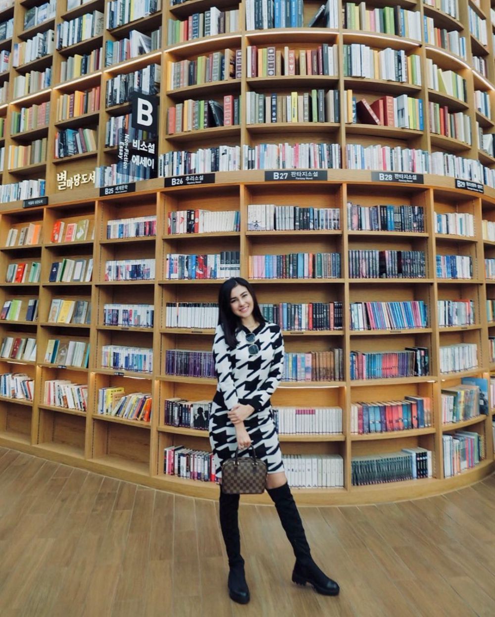 8 Artis Berpose di Starfield Library Korea, Instagramable!