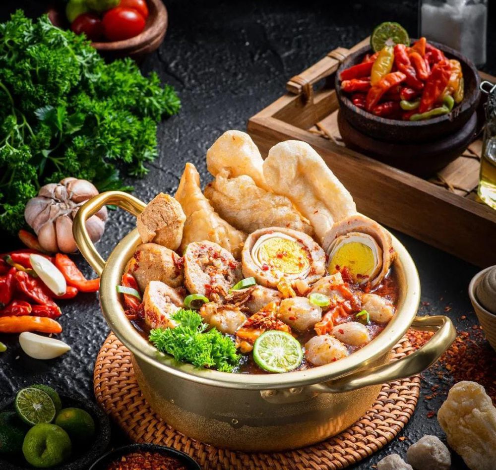 Makan Seblak Prasmanan Viral di Pasar Lama Tangerang
