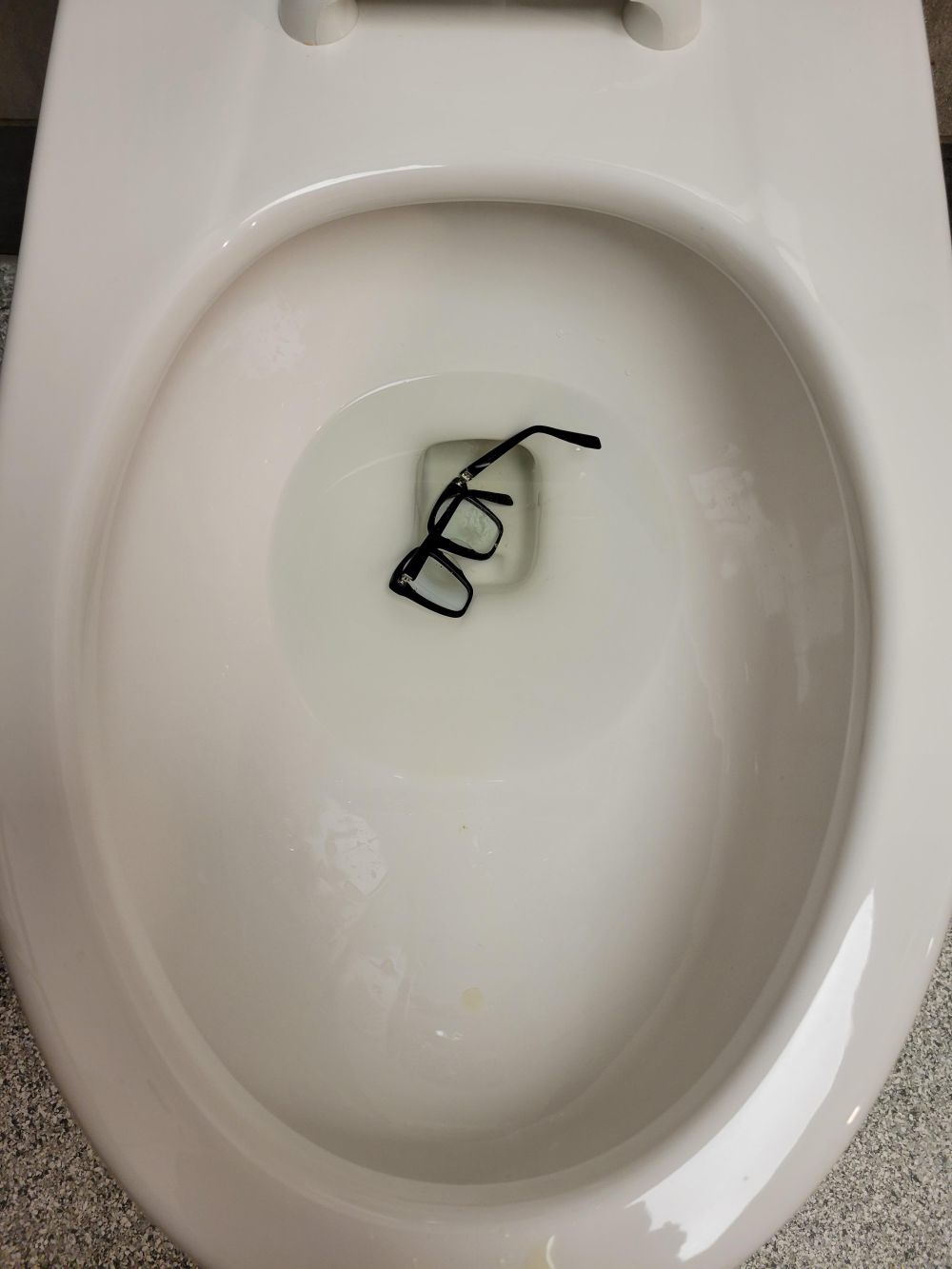 9 Momen Ngeselin saat di Toilet Umum, Kacamata Jatuh di Kloset!