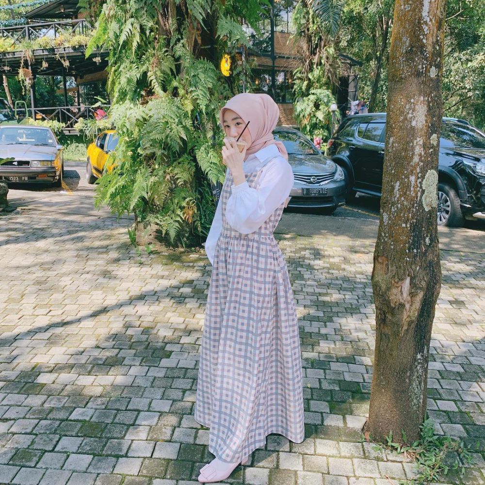 9 OOTD Hangout Muslimah ala Larissa Chou, Syar'i dan Trendi!