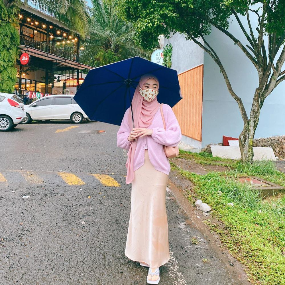 9 OOTD Hangout Muslimah ala Larissa Chou, Syar'i dan Trendi!