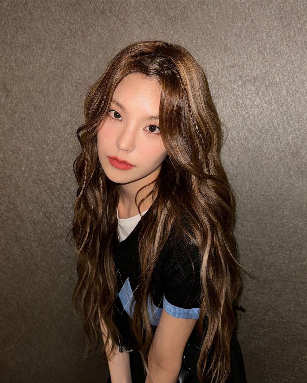 8 Ide Styling Rambut Panjang ala Yeji Itzy, Tampil Stunning