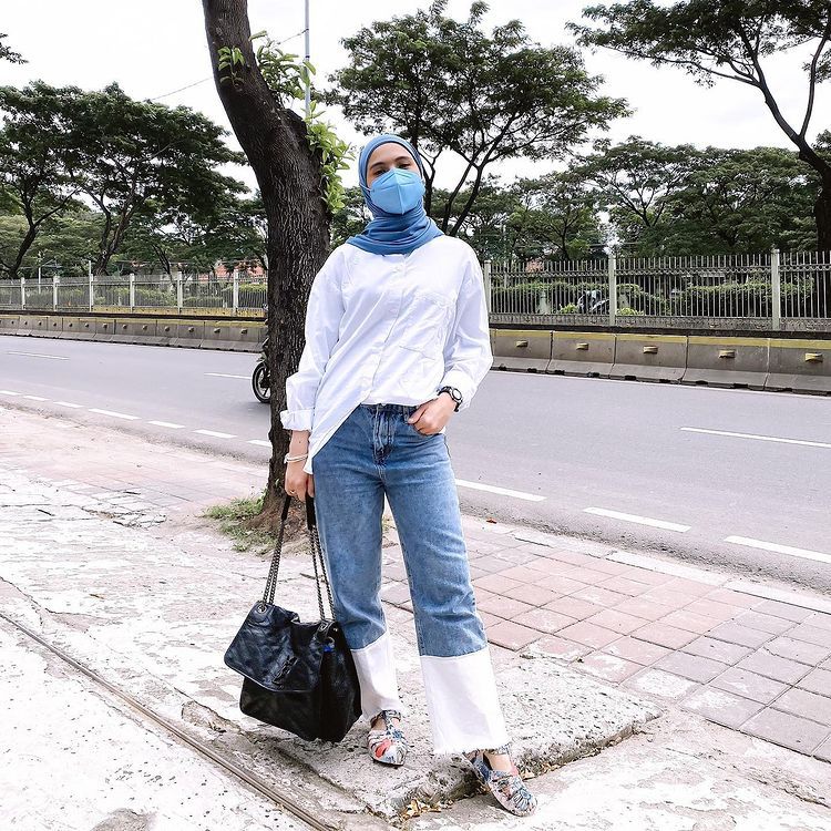 9 OOTD Hijab dengan Celana Jeans ala Nycta Gina, Effortlessly Chic 