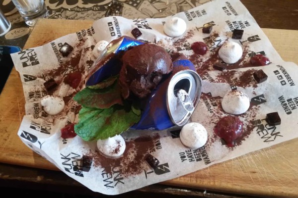 10 Penyajian Hidangan Cokelat Paling Nyeleneh, di Atas Kaleng Bekas?