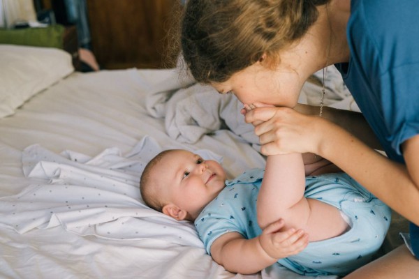 5 Alasan Naluri Seorang Ibu Tak Bisa Kamu Bohongi, Perasaan Sensitif!