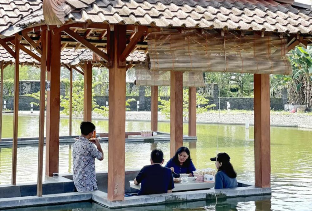 8 Info Soto Kopi Magelang, Sensasi Makan di Tengah Kolam Ikan