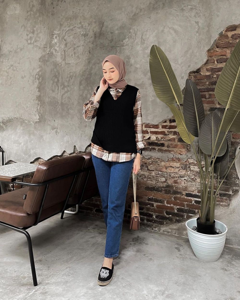 9 OOTD Hijab dengan Motif Plaid ala Ingrid Yulika yang Stylish Abis