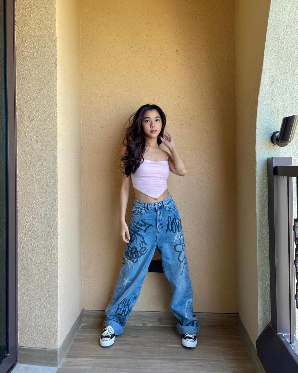 10 Referensi Outfit dengan Crop Top ala Gabriella Ekaputri, Catchy!