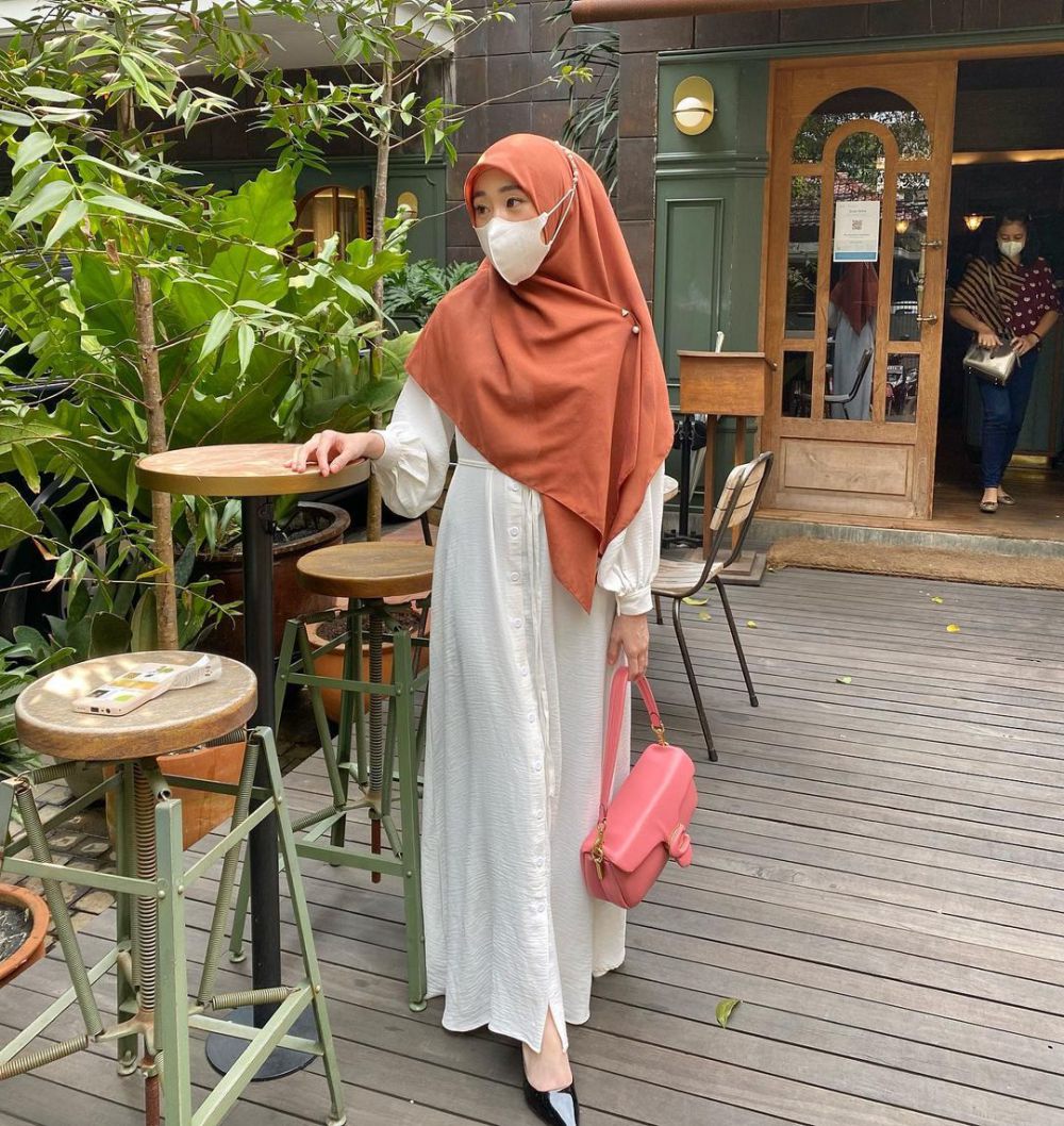 9 OOTD Hangout Muslimah ala Larissa Chou, Syar'i dan Trendi!