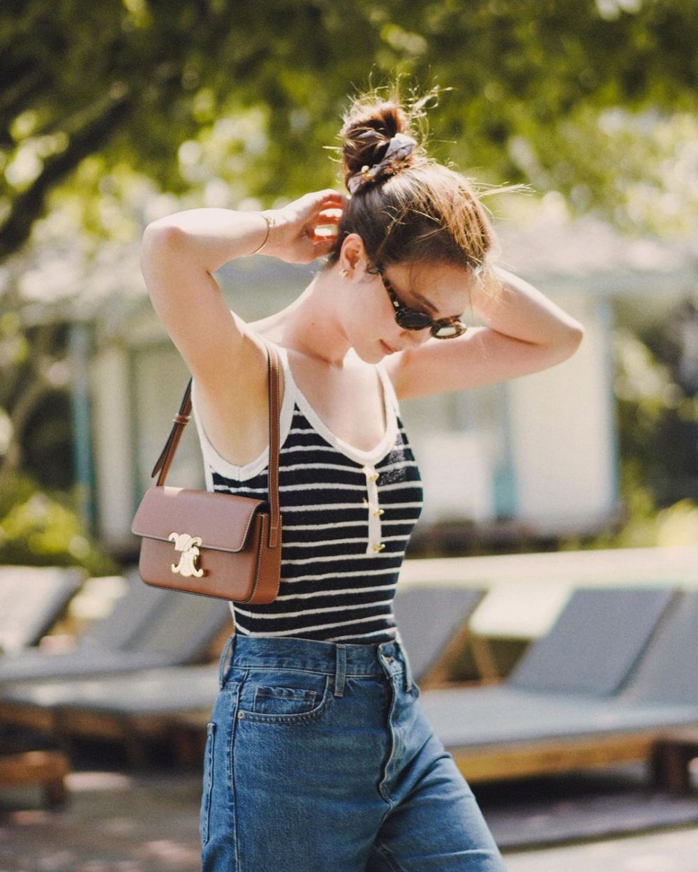 8 Inspirasi Outfit Bua Nalinthip dengan Atasan Motif Stripes