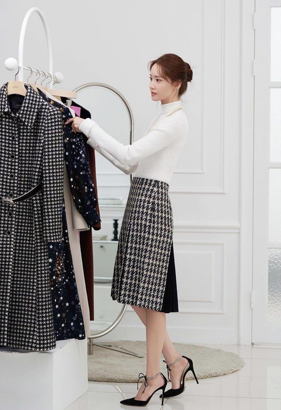 9 Inspirasi Outfit Vintage ala Yoona SNSD, Klasik nan Anggun