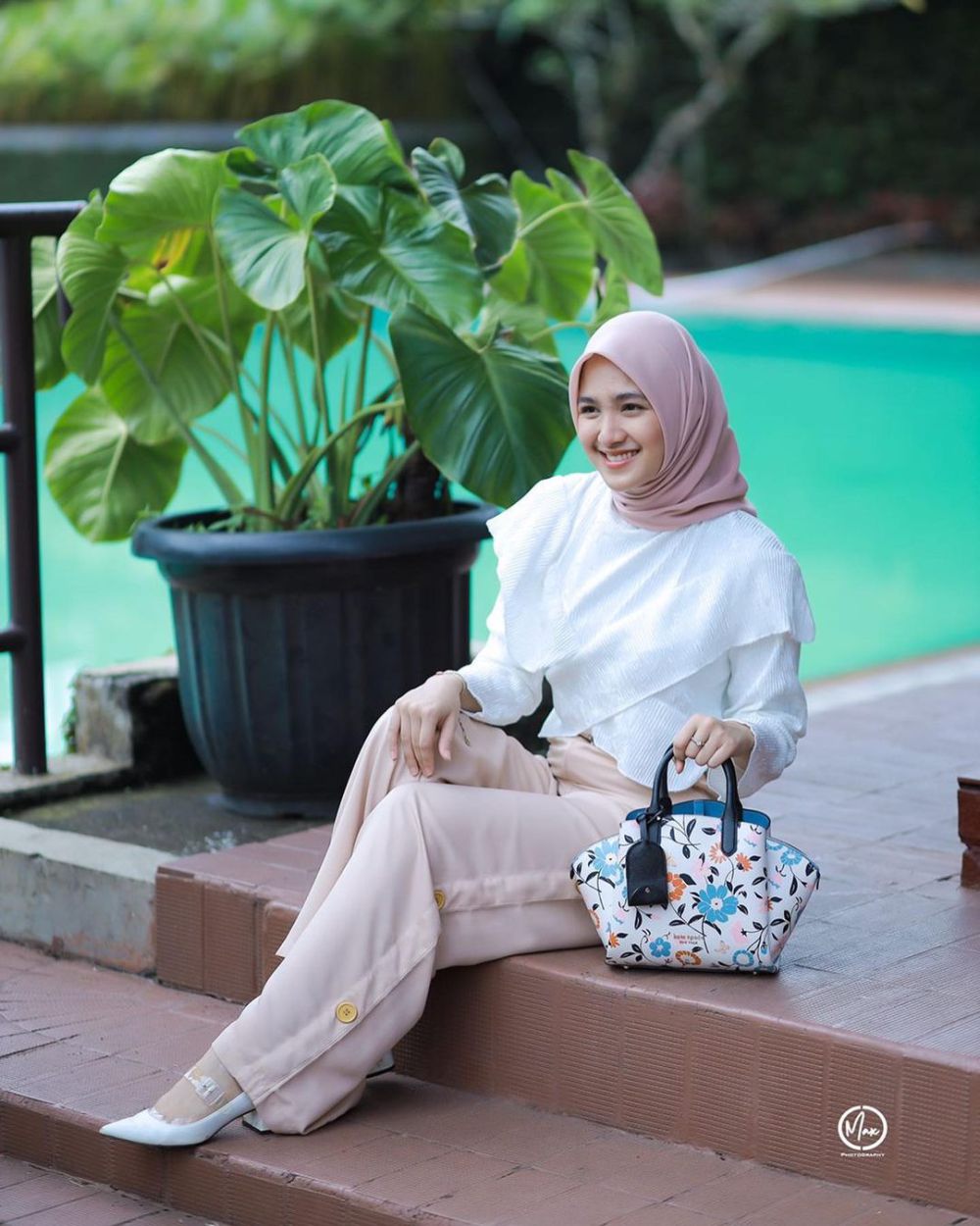 9 OOTD Hijab Nuansa Putih ala Cut Syifa, Bergaya Feminin 