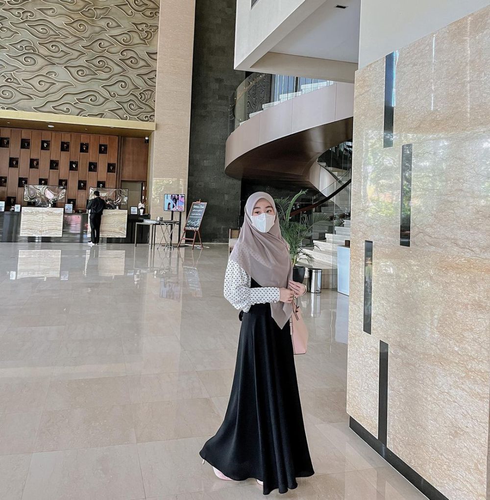 9 OOTD Hangout Muslimah ala Larissa Chou, Syar'i dan Trendi!