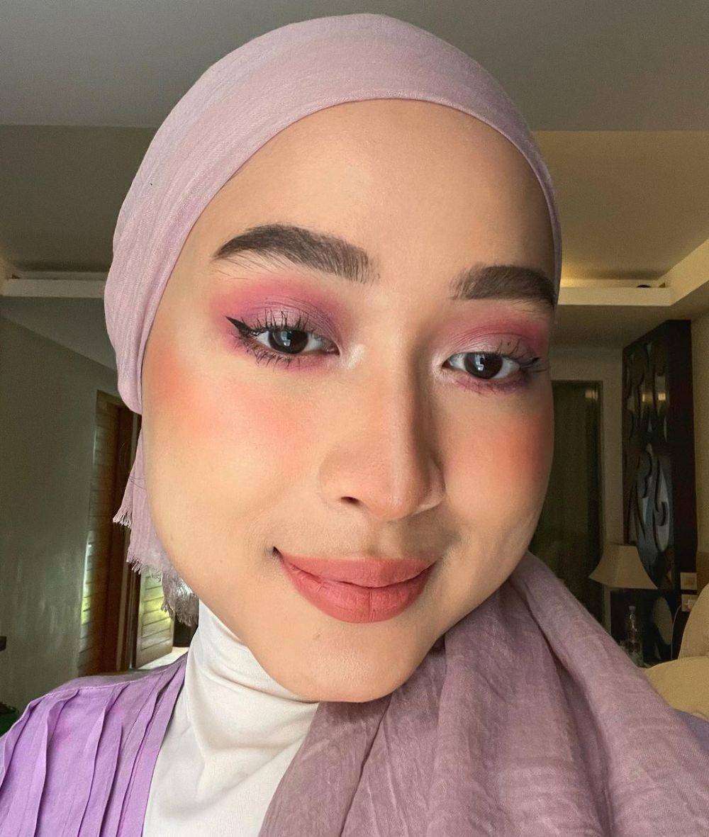 10 Gaya Makeup Flawless Untuk Kondangan Ala Tasya Sayeed