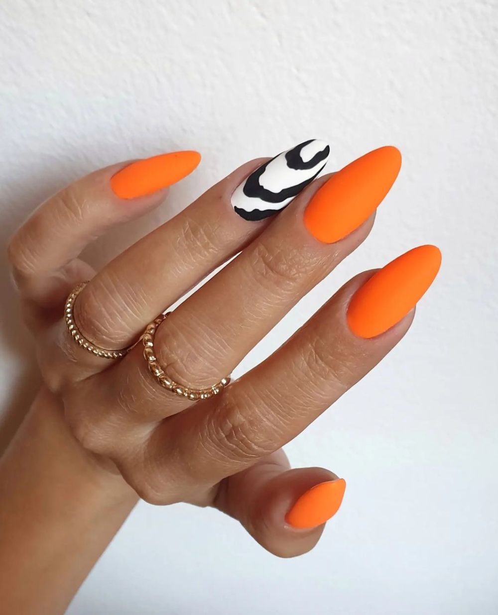 35 Inspirasi Nail Art Nuansa Warna Oranye, Fresh!