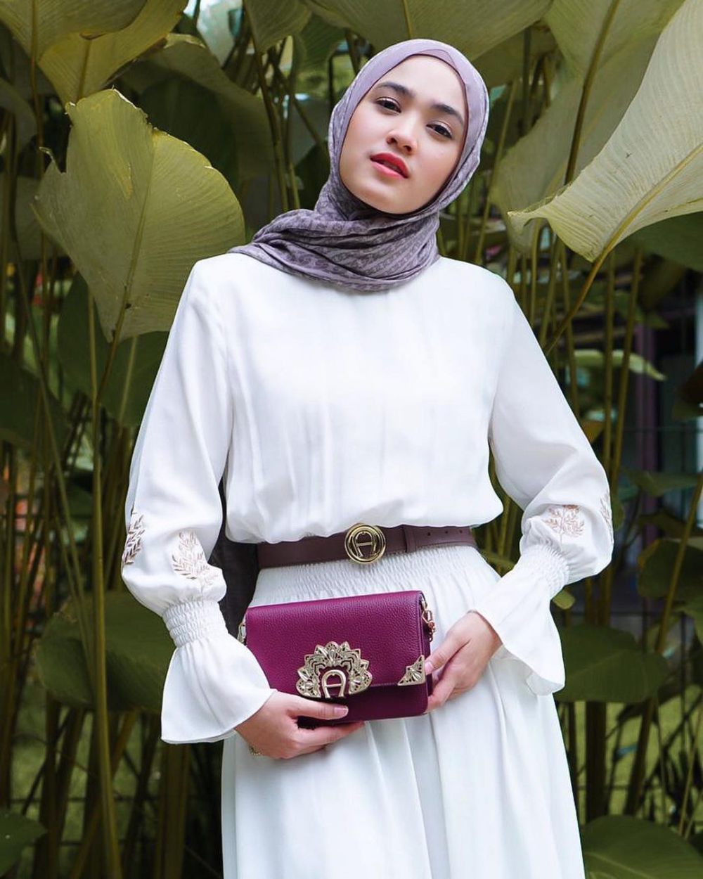 9 OOTD Hijab Nuansa Putih ala Cut Syifa, Bergaya Feminin 