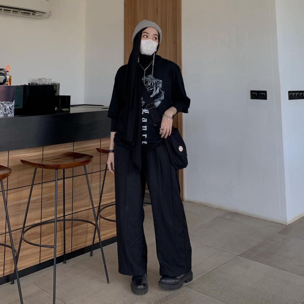 8 Inspirasi Outfit Boyish ala Selebgram Hijab Izzahi, Edgy Maksimal!