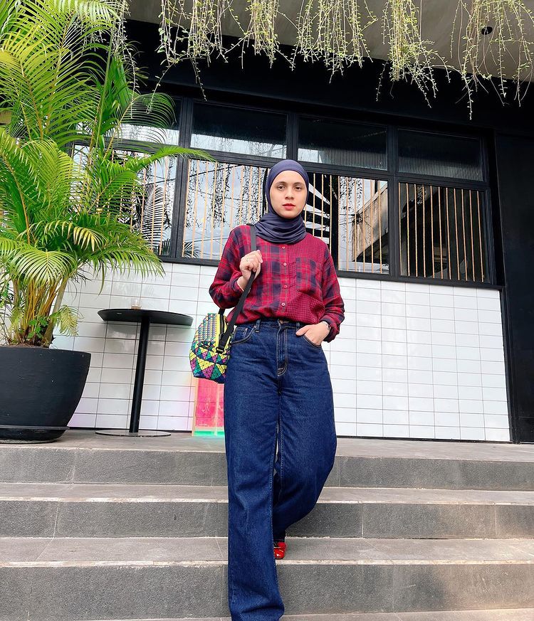 9 OOTD Hijab dengan Celana Jeans ala Nycta Gina, Effortlessly Chic 