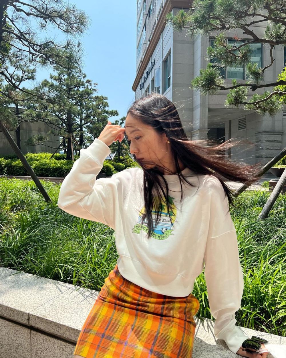 9 Ide OOTD Kasual ala Krystal Jung yang Cocok untuk Liburan Outdoor