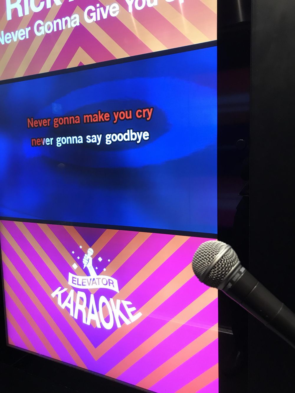 9 Potret Hal Unik di Tempat Karaoke, Konsepnya Menarik!