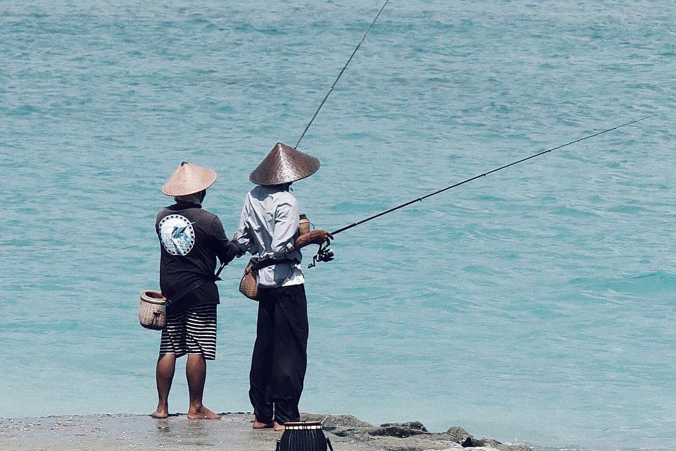 Tiket Masuk Pantai Kelan, Spot Sunset Latar Pesawat Terbang