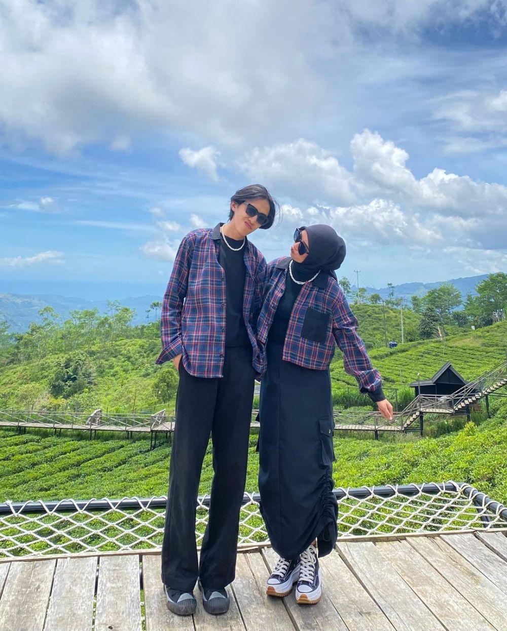 8 Ide OOTD Couple untuk Kegiatan Outdoor, Chic and Comfy!