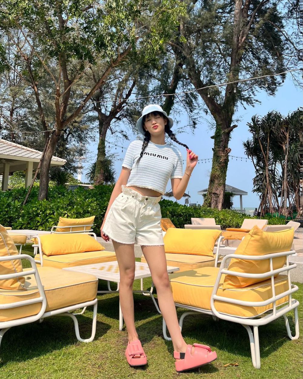 15 Inspirasi Outfit Liburan ala Member (G)I-DLE, Simpel Stylish!