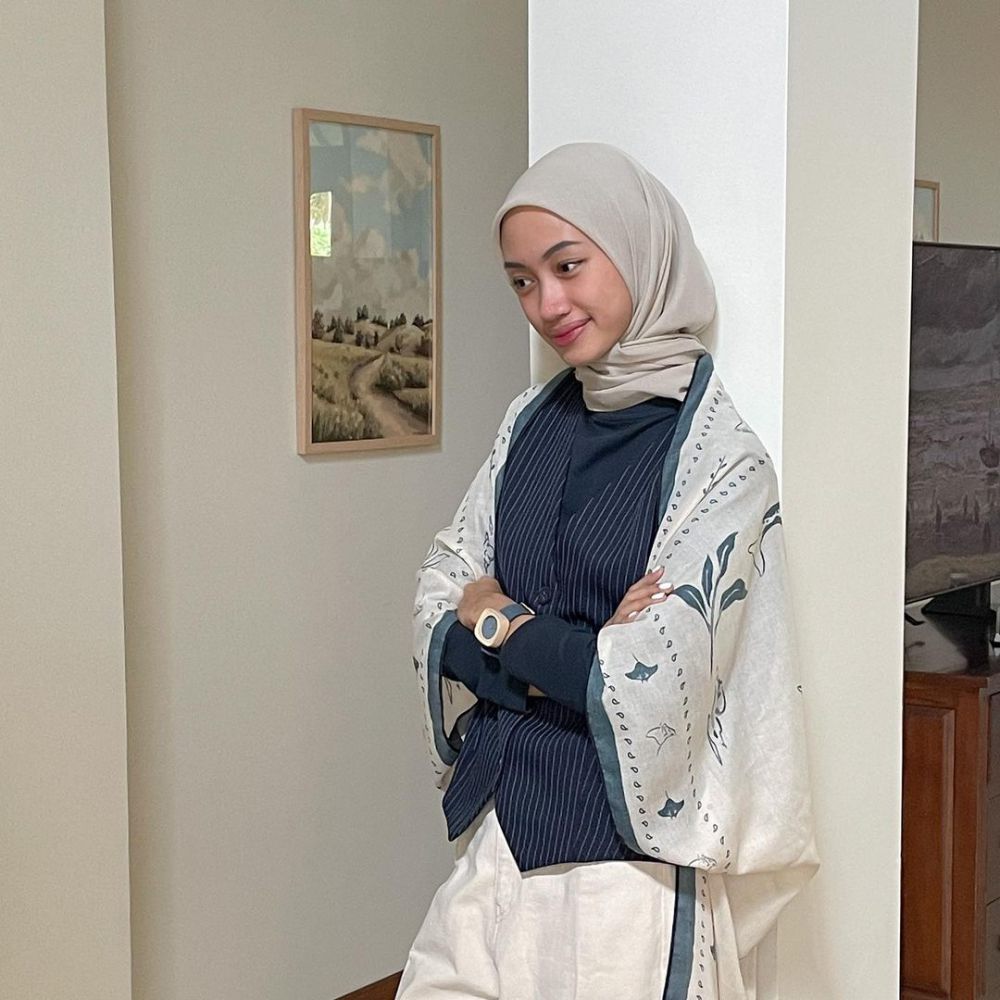 8 Ide Outfit Bernuansa Biru ala Kana Az-Zahra, Simple dan Kalem! 