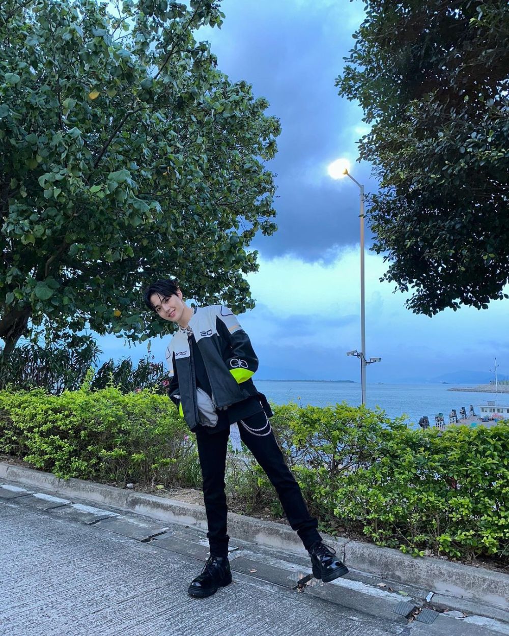 8 Mix and Match Outfit Hitam ala Doyoung TREASURE, Edgy!
