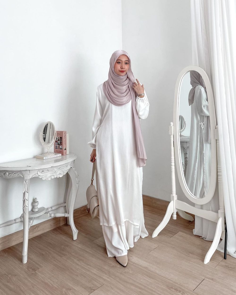 9 Ide Outfit Nuansa Putih ala Influencer Hijab, Solusi Tampil Elegan!