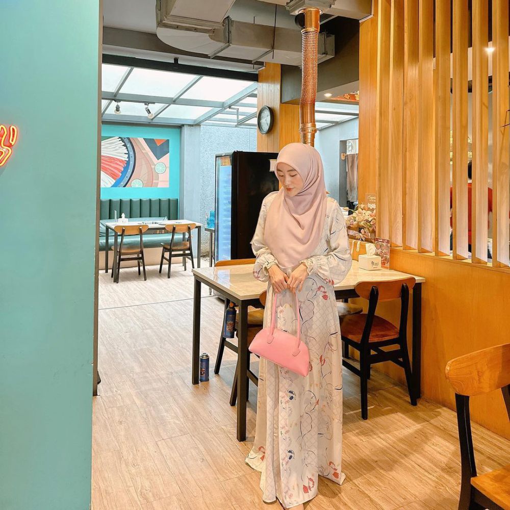 9 OOTD Hangout Muslimah ala Larissa Chou, Syar'i dan Trendi!