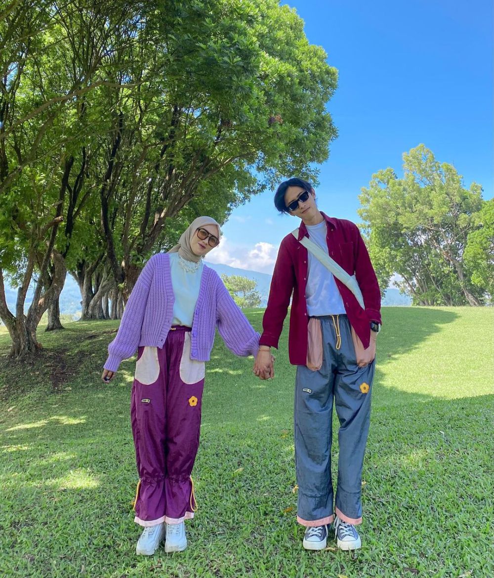 8 Ide OOTD Couple untuk Kegiatan Outdoor, Chic and Comfy!