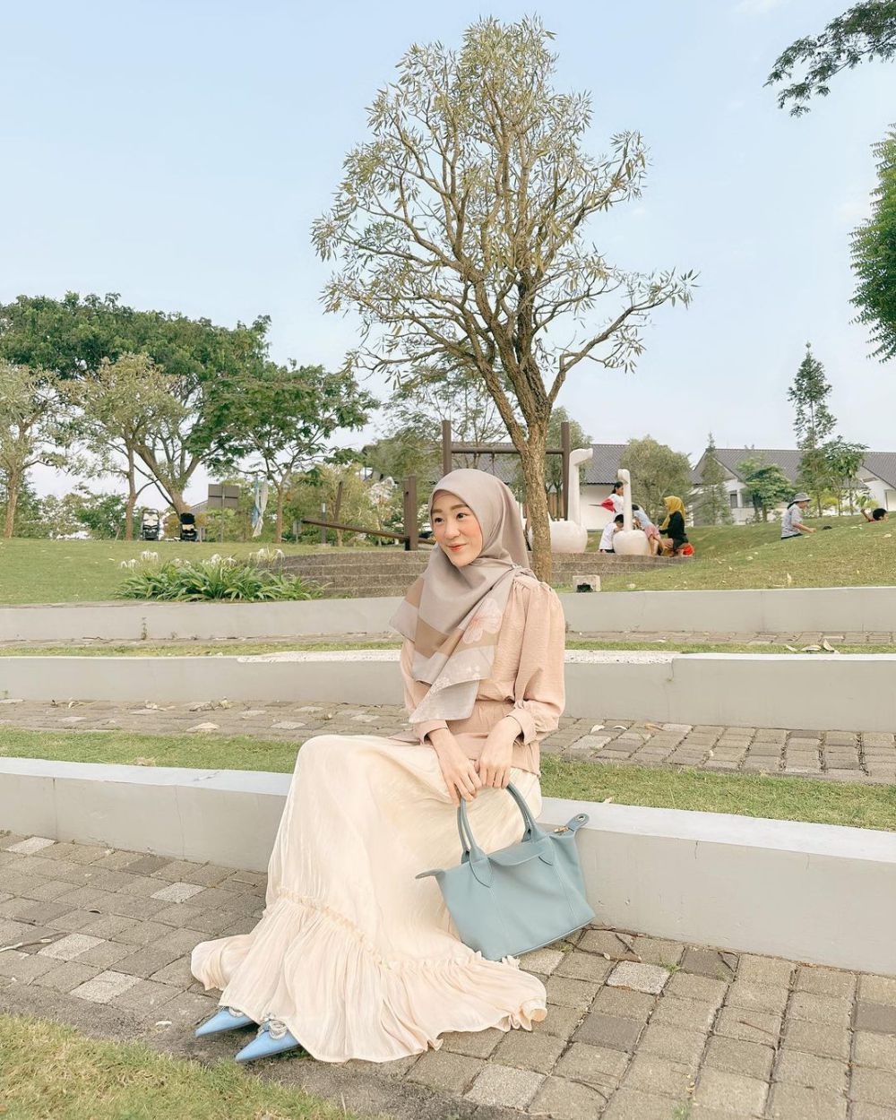 9 OOTD Hangout Muslimah ala Larissa Chou, Syar'i dan Trendi!