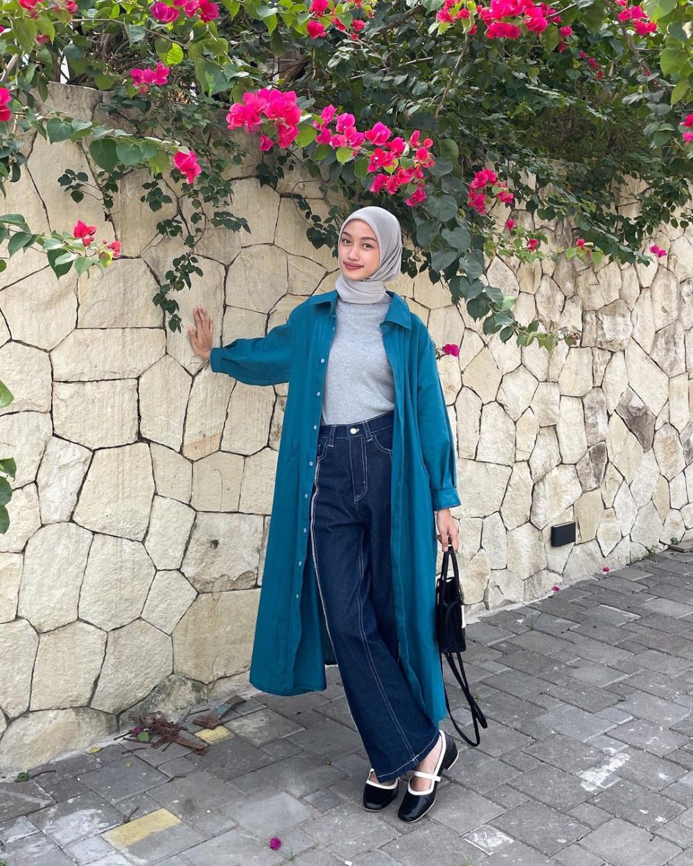 8 Ide Outfit Bernuansa Biru ala Kana Az-Zahra, Simple dan Kalem! 