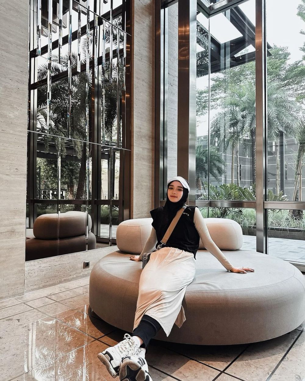 8 Referensi OOTD Long Dress Hijab ala Inara Rusli yang Tetap Stylish