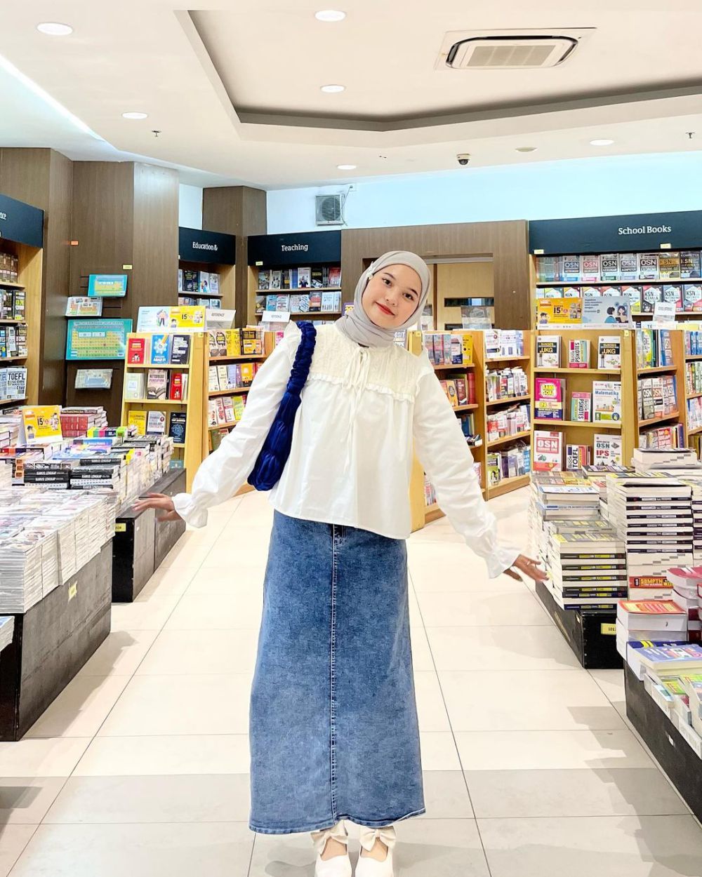 9 Ide OOTD Rok Denim ala Influencer Hijab, Vibes Keren!