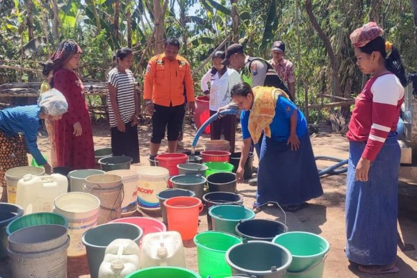 Warga Mandi 2 Gayung Gegara Krisis Air di Bondowoso