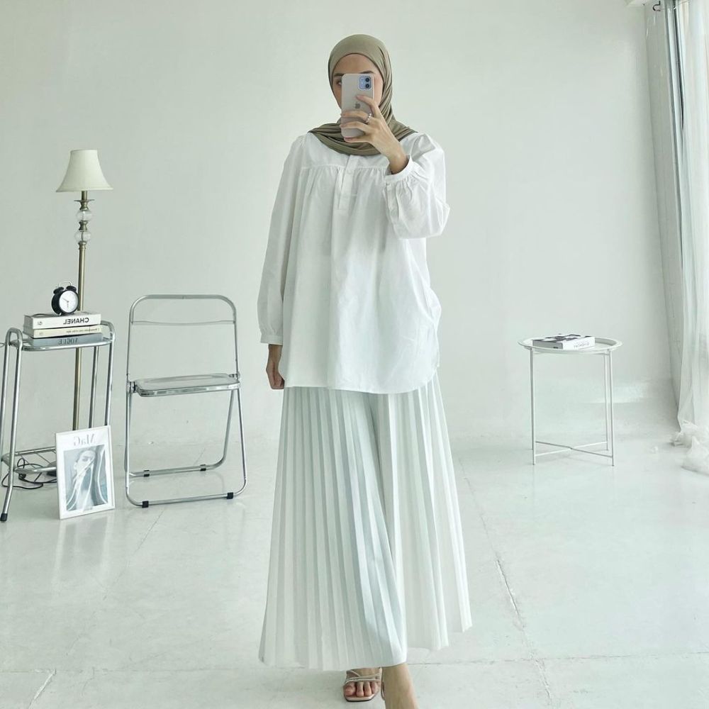 9 Ide Outfit Nuansa Putih ala Influencer Hijab, Solusi Tampil Elegan!