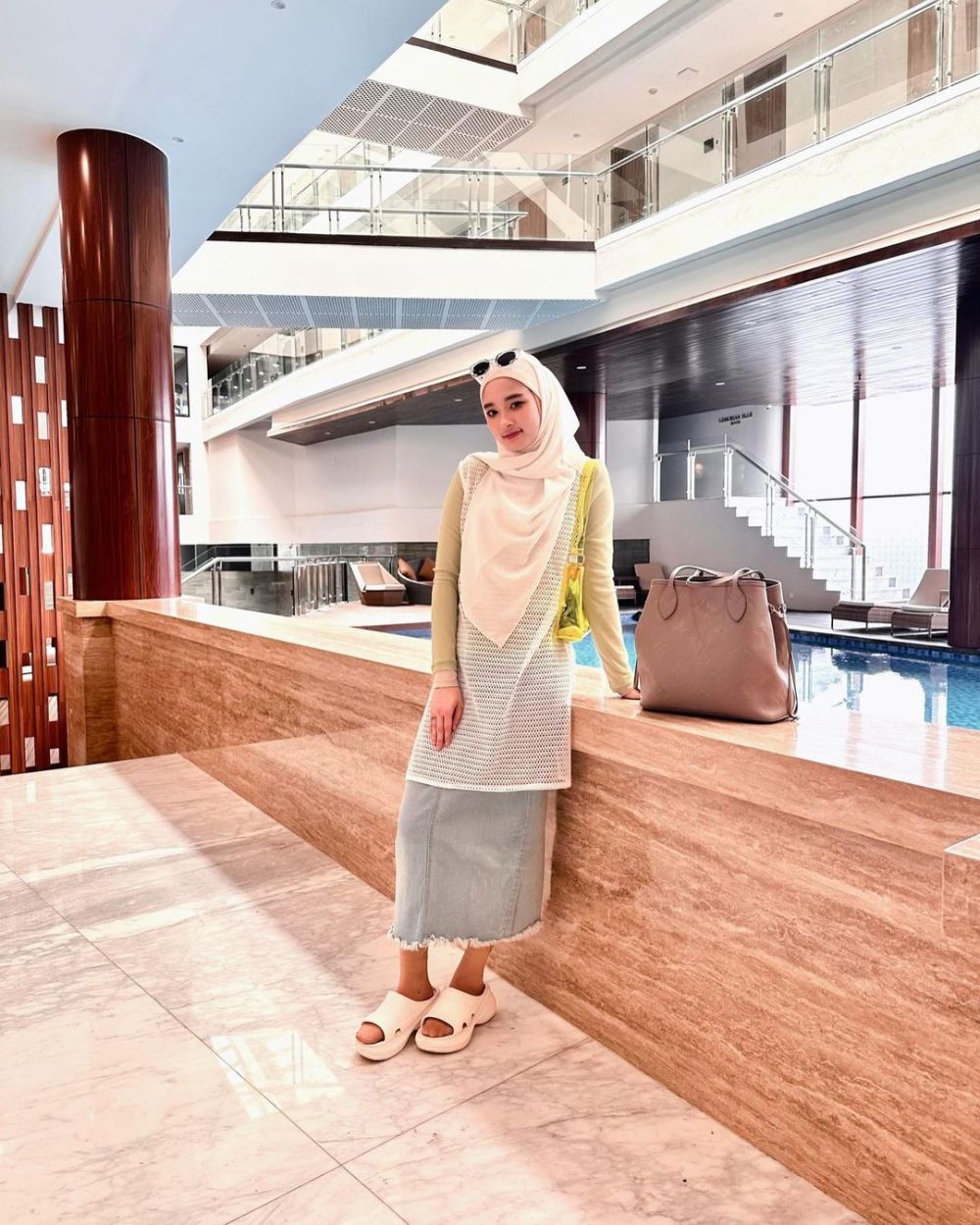 8 Referensi OOTD Long Dress Hijab ala Inara Rusli yang Tetap Stylish