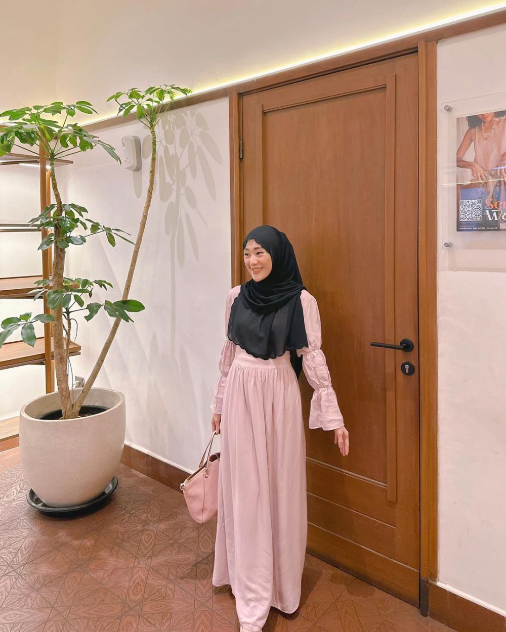 9 OOTD Hangout Muslimah ala Larissa Chou, Syar'i dan Trendi!